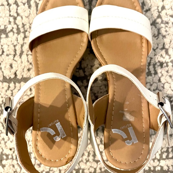 Report White Leather Strap Sandals - Size 10 - Picture 3 of 4